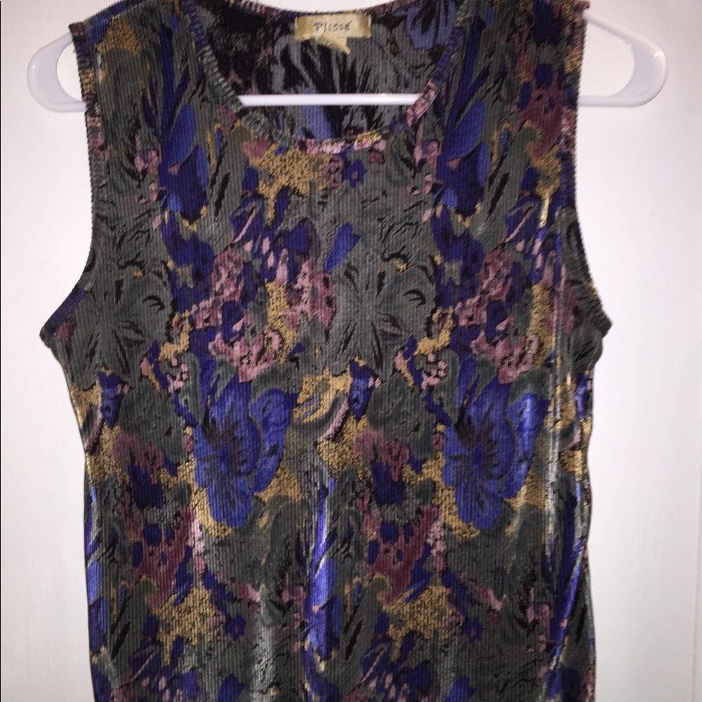 Sleeveless , colorful top